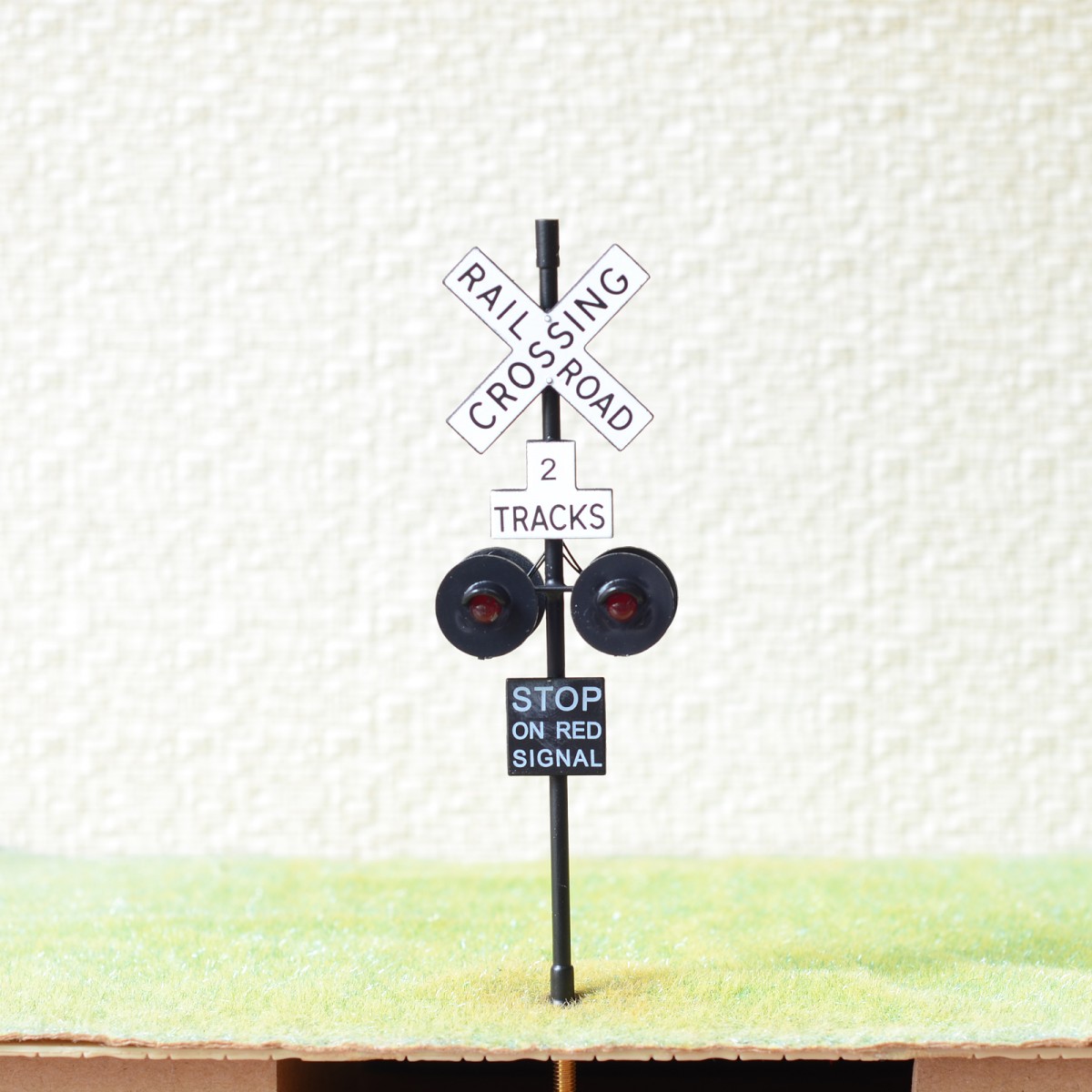 2 x O scale railroad crossing signals 4 heads + 1 circuit board flasher #2BL4 